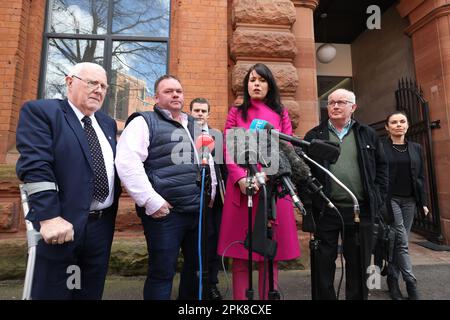 (Von links nach rechts) Eugene Reavey, Eugene Oliver, Solicitor Darragh Mackin, Grainne Teggart Amnesty UK's Northern Ireland Deputy Director, Gerry McAnespie und Fiona Crowley von Amnesty International sprechen nach einem Treffen mit Tanaiste Micheal Martin vor den Medien außerhalb des irischen Regierungssekretariats in Belfast. Foto: Donnerstag, 6. April 2023. Stockfoto