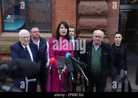 (Von links nach rechts) Eugene Reavey, Eugene Oliver, Grainne Teggart, stellvertretender Direktor von Amnesty UK für Nordirland, Solicitor Darragh Mackin, Gerry McAnespie und Fiona Crowley von Amnesty International sprechen nach einem Treffen mit Tanaiste Micheal Martin vor den Medien außerhalb des irischen Regierungssekretariats in Belfast. Foto: Donnerstag, 6. April 2023. Stockfoto