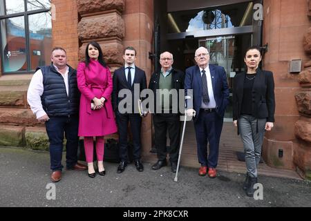 (Von links nach rechts) Eugene Oliver, Grainne Teggart Amnesty UK's Northern Ireland Deputy Director, Solicitor Darragh Mackin, Gerry McAnespie, Eugene Reavey und Fiona Crowley von Amnesty International außerhalb des irischen Regierungssekretariats in Belfast nach einem Treffen mit Tanaiste Micheal Martin. Foto: Donnerstag, 6. April 2023. Stockfoto