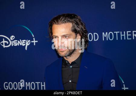 Rom, Italien. 04. April 2023. Luca Capuano nimmt am 04. April 2023 an der Premiere „The Good Mütters“ im Space Cinema Moderno in Rom Teil. Disney TV-Serie (Foto: Gennaro Leonardi/Pacific Press) Kredit: Pacific Press Media Production Corp./Alamy Live News Stockfoto