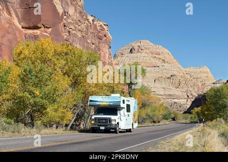 Fahren Sie mit dem Mietwagen America auf dem malerischen Highway 24 durch den Capitol Reef National Park, vorbei an der berühmten Felsformation „Capitol Dome“ Stockfoto