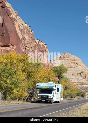 Fahren Sie mit dem Mietwagen America auf dem malerischen Highway 24 durch den Capitol Reef National Park, vorbei an der berühmten Felsformation „Capitol Dome“ Stockfoto