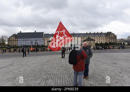 Paris, Frankreich. 6. April 2023. 11. Tag Streik in Frankreich gegen die von der Regierung Macron angestrebte Rentenreform.das heutige Treffen zwischen Premierministerin ELISABETH BORNE und den Gewerkschaften war erfolglos, Arbeiter und Studenten bereiten sich auf einen weiteren Protesttag vor. (Kreditbild: © Ervin Shulku/ZUMA Press Wire) NUR REDAKTIONELLE VERWENDUNG! Nicht für den kommerziellen GEBRAUCH! Stockfoto