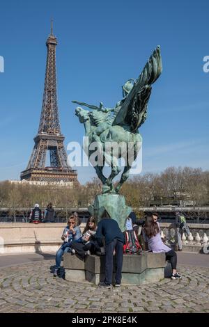 Paris, Frankreich - 04 05 2023: Blick auf die Renaissance-Statue, die Reiterstatue und den Eiffelturm von der Bir-Hakeim-Brücke Stockfoto