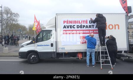 Paris, Frankreich. 6. April 2023. 11. Tag Streik in Frankreich gegen die von der Regierung Macron angestrebte Rentenreform.das heutige Treffen zwischen Premierministerin ELISABETH BORNE und den Gewerkschaften war erfolglos, Arbeiter und Studenten bereiten sich auf einen weiteren Protesttag vor. (Kreditbild: © Ervin Shulku/ZUMA Press Wire) NUR REDAKTIONELLE VERWENDUNG! Nicht für den kommerziellen GEBRAUCH! Stockfoto