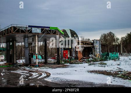 Die Okko-Tankstelle ist dauerhaft geschlossen. Die Stadt wurde evakuiert, und Treibstoffversorgung ist unmöglich, weil Lyman ständig unter Bombe steht Stockfoto