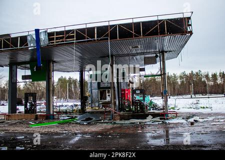 Die Okko-Tankstelle ist dauerhaft geschlossen. Die Stadt wurde evakuiert, und Treibstoffversorgung ist unmöglich, weil Lyman ständig unter Bombe steht Stockfoto