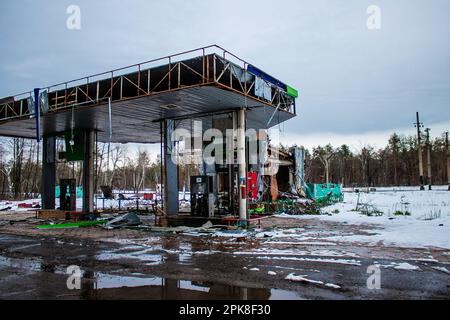 Die Okko-Tankstelle ist dauerhaft geschlossen. Die Stadt wurde evakuiert, und Treibstoffversorgung ist unmöglich, weil Lyman ständig unter Bombe steht Stockfoto