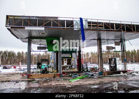 Die Okko-Tankstelle ist dauerhaft geschlossen. Die Stadt wurde evakuiert, und Treibstoffversorgung ist unmöglich, weil Lyman ständig unter Bombe steht Stockfoto