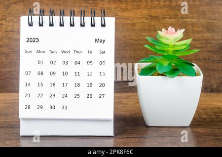 Mai 2023 Monatlicher Tischkalender für 2023 Jahr mit Pflanztopf. Stockfoto