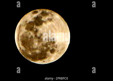 Antipolo, Philippinen. 06. April 2023. Ein Vollmond aus Antipolo City, Philippinen. Der Vollmond im April wird nach den rosa Blumen, die im Frühling blühen, zum Rosa Mond ernannt. Weitere Namen sind Breaking Ice Moon, Budding Moon, Awakening Moon, Egg Moon und Paschal Moon. (Foto: Gregorio Dantes Jr/Pacific Press) Kredit: Pacific Press Media Production Corp./Alamy Live News Stockfoto