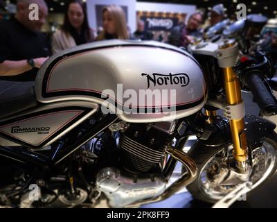 Szenen auf der Carole Nash MCN London Motorcycle Show Excel London, Norton Stand mit Norton Kommando Stockfoto