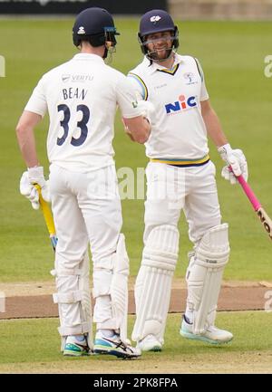 Dawid Malan (rechts) in Yorkshire feiert sein halbes Jahrhundert mit Teamkollege Finlay Bean (links) am ersten Tag des Spiels LV= Insurance County Championship Division Two im Headingley Stadium, Yorkshire. Foto: Donnerstag, 6. April 2023. Stockfoto