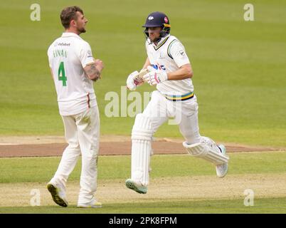 Dawid Malan (rechts) in Yorkshire läuft, um sein halbes Jahrhundert am Tag zum ersten Mal im Spiel der LV= Insurance County Championship Division 2 im Headingley Stadium, Yorkshire, zu machen. Foto: Donnerstag, 6. April 2023. Stockfoto