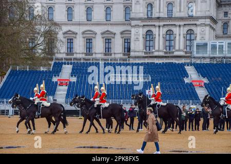 London, Großbritannien. 6. April 2023 Die Mitglieder des Household Cavalry Mounted Regiment gehen ihrem Alltag nach, da die Vorbereitungen für die Krönung von König Karl III., die am 6. Mai stattfindet, in der Horse Guards Parade laufen. Kredit: Vuk Valcic/Alamy Live News Stockfoto