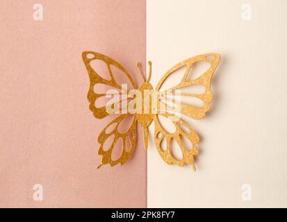 Schmetterling aus geschnitztem Papier oder Schneiden auf schönem Hintergrund mit leerem Platz für Ihren Text oder Ihre Nachricht. Stockfoto