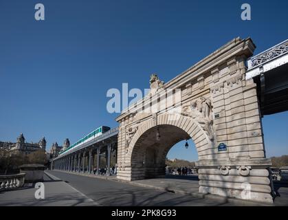 Paris, Frankreich - 04 05 2023 Uhr: Blick auf die LuftU-Bahn von der Bir-Hakeim-Brücke Stockfoto