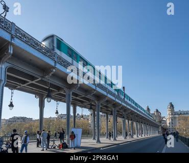 Paris, Frankreich - 04 05 2023 Uhr: Blick auf die LuftU-Bahn von der Bir-Hakeim-Brücke Stockfoto