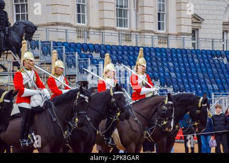 London, Großbritannien. 6. April 2023 Die Mitglieder des Household Cavalry Mounted Regiment gehen ihrem Alltag nach, da die Vorbereitungen für die Krönung von König Karl III., die am 6. Mai stattfindet, in der Horse Guards Parade laufen. Kredit: Vuk Valcic/Alamy Live News Stockfoto