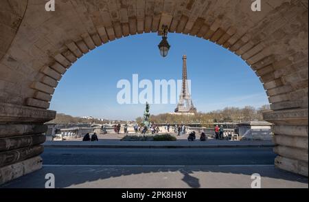 Paris, Frankreich - 04 05 2023: Blick auf die Renaissance-Statue, die Reiterstatue und den Eiffelturm von der Bir-Hakeim-Brücke Stockfoto