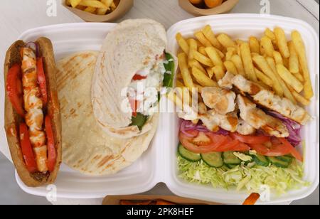 Traditionelles griechisches kalamaki-Gericht, serviert in einem Behälter zum Mitnehmen. Pita Souvlaki, gegrilltes Hühnerfleisch und Gemüse in einer Styropor-Lunchbox Stockfoto