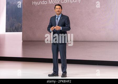 New York, New York, USA. 5. April 2023. (NEU) die New York International Auto Show 2023. 05. April 2023, New York, New York, USA: Jose Munoz, Global President und COO der Hyundai Motor Company und President und CEO von Hyundai und Genesis Motor North America sprechen während der Hyundai Präsentation auf der International Auto Show Pressevorschau im Jacob Javits Convention Center am 5. April 2023 in New York City. (Kreditbild: © M10s/TheNEWS2 via ZUMA Press Wire) NUR REDAKTIONELLE VERWENDUNG! Nicht für den kommerziellen GEBRAUCH! Stockfoto