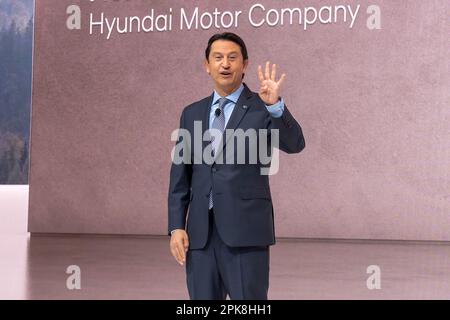 New York, New York, USA. 5. April 2023. (NEU) die New York International Auto Show 2023. 05. April 2023, New York, New York, USA: Jose Munoz, Global President und COO der Hyundai Motor Company und President und CEO von Hyundai und Genesis Motor North America sprechen während der Hyundai Präsentation auf der International Auto Show Pressevorschau im Jacob Javits Convention Center am 5. April 2023 in New York City. (Kreditbild: © M10s/TheNEWS2 via ZUMA Press Wire) NUR REDAKTIONELLE VERWENDUNG! Nicht für den kommerziellen GEBRAUCH! Stockfoto