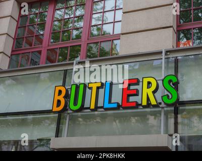 Wien, Osterreich - 7. August 2022: Fassaden von Gebäuden Butlers Haushaltswaren-Geschäft. Deutsche Einzelhandelskette, die Haushaltszubehör, Schmuck, Möbel und Stockfoto