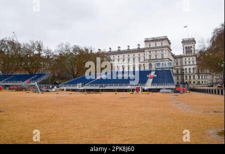 London, England, Großbritannien. 6. April 2023. Die Arbeiter installieren Sitze in der Horse Guards Parade, während die Vorbereitungen für die Krönung von König Karl III., die am 6. Mai stattfindet, um London herum beginnen. (Kreditbild: © Vuk Valcic/ZUMA Press Wire) NUR REDAKTIONELLE VERWENDUNG! Nicht für den kommerziellen GEBRAUCH! Stockfoto