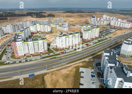 Panoramablick über den Bau eines neuen modernen Wohnkomplexes mit Hochhäusern in der Stadt Stockfoto