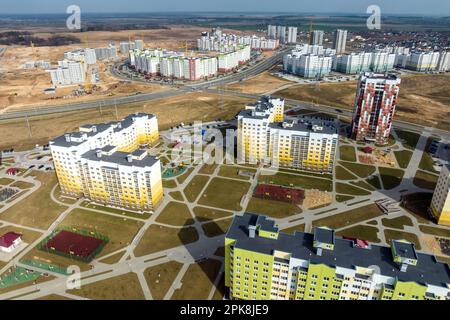 Panoramablick über den Bau eines neuen modernen Wohnkomplexes mit Hochhäusern in der Stadt Stockfoto