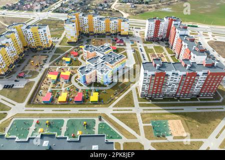 Panoramablick über den Bau eines neuen modernen Wohnkomplexes mit Hochhäusern in der Stadt Stockfoto