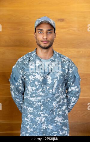 Porträt eines birassischen Soldaten, der Uniform und Mütze trägt und in die Kamera schaut. Lebensstil, Militärdienst und Freizeit, unverändert. Stockfoto