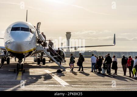 Fluggäste, die ein Flugzeug von Ryanair für einen Flug ab Dublin Airport, Irland, besteigen. Stockfoto