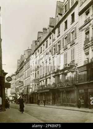 Café Procope, rue de l'ancienne Comédie, 6. Arrondissement, Paris , 1917 ( Café Procope, auch bekannt als Le Procope, war eines der berühmtesten Café-Restaurants in Paris, gegründet 1686. ) Stockfoto