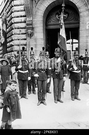 Die Pariser Republikanische Garde vor der Kaserne Célestins, Boulevard Henri-IV, 4. Arrondissement, Paris. Juli 14 von Paul Géniaux um 1900 Stockfoto