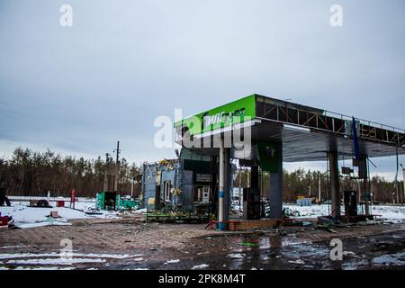 Die Okko-Tankstelle ist dauerhaft geschlossen. Die Stadt wurde evakuiert, und Treibstoffversorgung ist unmöglich, weil Lyman ständig unter Bombe steht Stockfoto