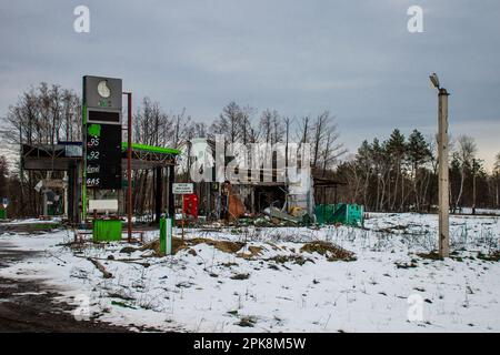Die Okko-Tankstelle ist dauerhaft geschlossen. Die Stadt wurde evakuiert, und Treibstoffversorgung ist unmöglich, weil Lyman ständig unter Bombe steht Stockfoto