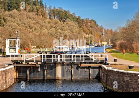 Caledonian Canal in Dochgarroch bei Inverness Scotland die Schleusentore im Frühling Stockfoto