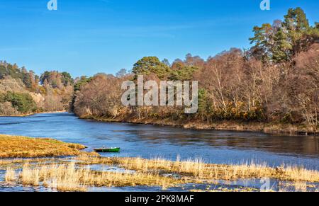 Caledonian Canal am Dochgarroch Scotland Green Lmon Fischerboot auf dem Fluss Ness im Frühling Stockfoto