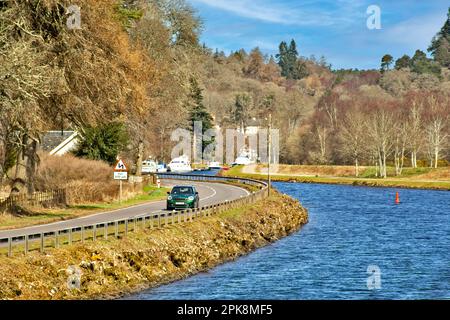 Auto auf der geschäftigen A82 Straße, vorbei am Caledonian Canal bei Dochgarroch bei Inverness Stockfoto