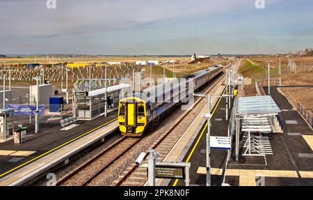 Der ScotRail-Zug verlässt die Bahnsteige des neuen Bahnhofs am Flughafen Inverness Stockfoto