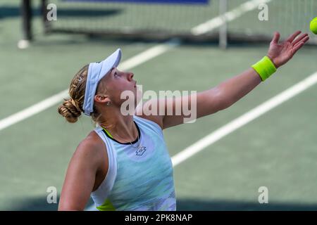 Charleston, SC, USA. 5. April 2023. JESSICA PEGULA spielt bei der WTA Series für die Credit One Charleston Open in Charleston, SC, USA gegen USA ANNA BLINKOVA (1). Jessica gewinnt 6:2, 6:0. (Kreditbild: © Walter G. Arce Sr./ZUMA Press Wire) NUR REDAKTIONELLE VERWENDUNG! Nicht für den kommerziellen GEBRAUCH! Stockfoto