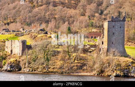 Urquhart Castle Loch Ness Schottland mit Blick vom Grant Tower in Richtung Upper Bailey Stockfoto