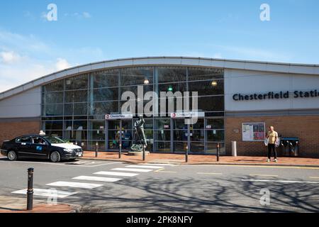 George Stephenson Statue vor dem Bahnhof Chesterfield in Derbyshire Stockfoto