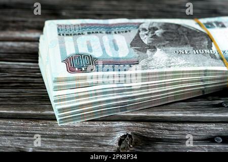 Ein Stapel ägyptischer Währung von 100 EGP LE 100 ägyptische Pfund-Scheine, Geld ausgeben, geben und verwenden Konzept, Bezahlen und Kaufen mit Banknoten Stockfoto