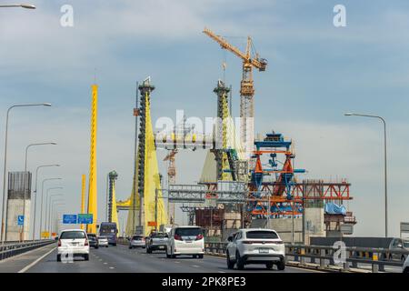 SAMUT PRAKAN, THAILAND, JANUAR 21 2023, Bau einer neuen Brücke parallel zur Brücke von Rama IX Stockfoto