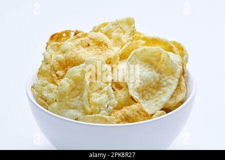 Emping Melinjo (Melinjo Cracker) auf einer Schüssel, beliebte indonesische traditionelle Cracker, Nahaufnahme auf weißem, isoliertem Hintergrund Stockfoto