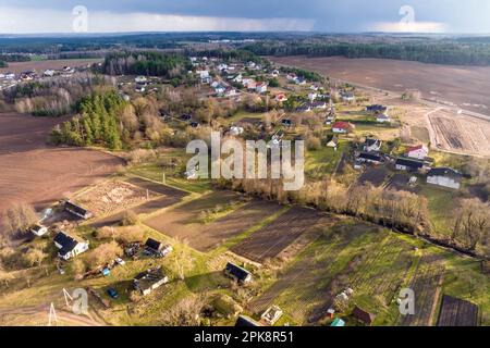 Panorama-Luftaufnahme der privaten Entwicklung mit Landhäusern oder Dorf Stockfoto