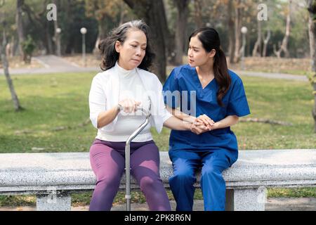 asiatische Krankenschwester auf Großmutter unterstützen Empathie für ältere Frauen oder ältere Menschen in der betreuten Pflege psychische Gesundheit Konzept der Hilfe Hand Stockfoto